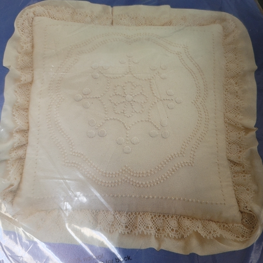 Colony Collection Berthas Vineyard I Candlewick Pillow Kit 16x16 #1789 New - Picture 3 of 3